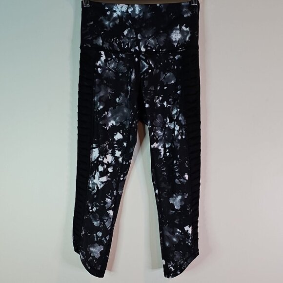 Lululemon Athletica Size 4 Black and White Cropped Leggings for Athleisure - Picture 1 of 10